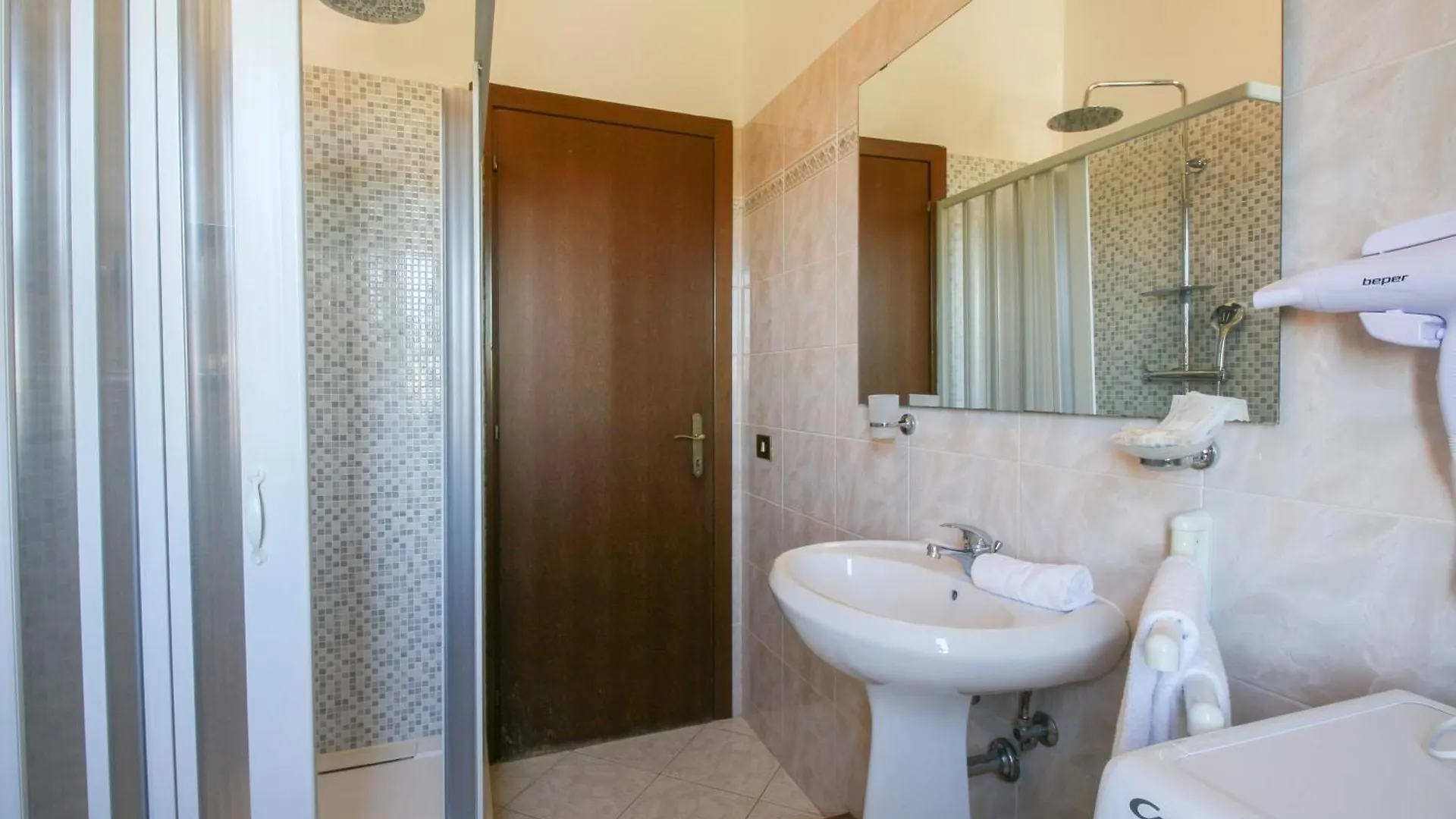 Grand Comfort Apartment - Two-Bedroom Suite - Fiumicino Airport - Self Check-In 0*,  Italy